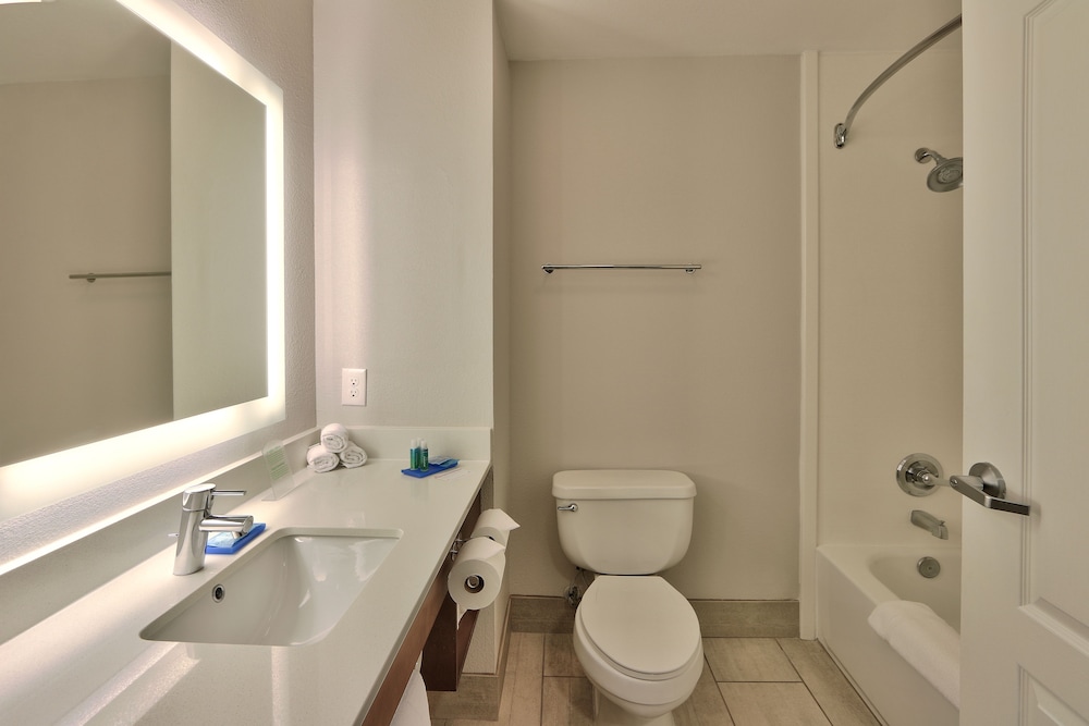 Holiday Inn Express Hotel And Suites Portales 24/70