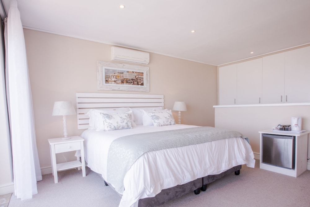 Room, King Bed, Sea View, Bath and Shower