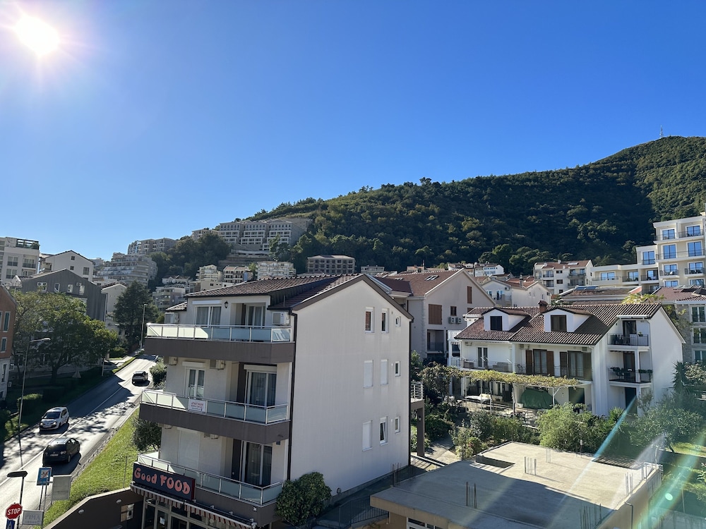 VILA LUX HOTEL 3/70