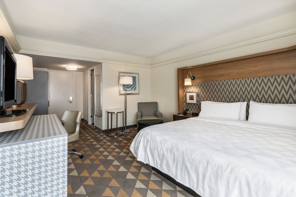 Holiday Inn Suites Pittsfield Berkshires 35/80