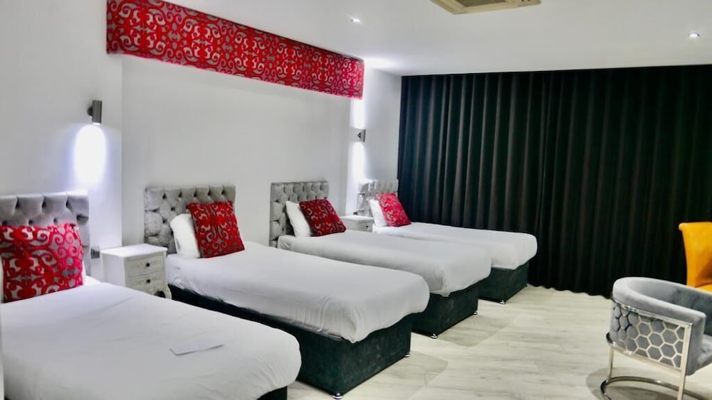 ROOM, QUADRUPLE