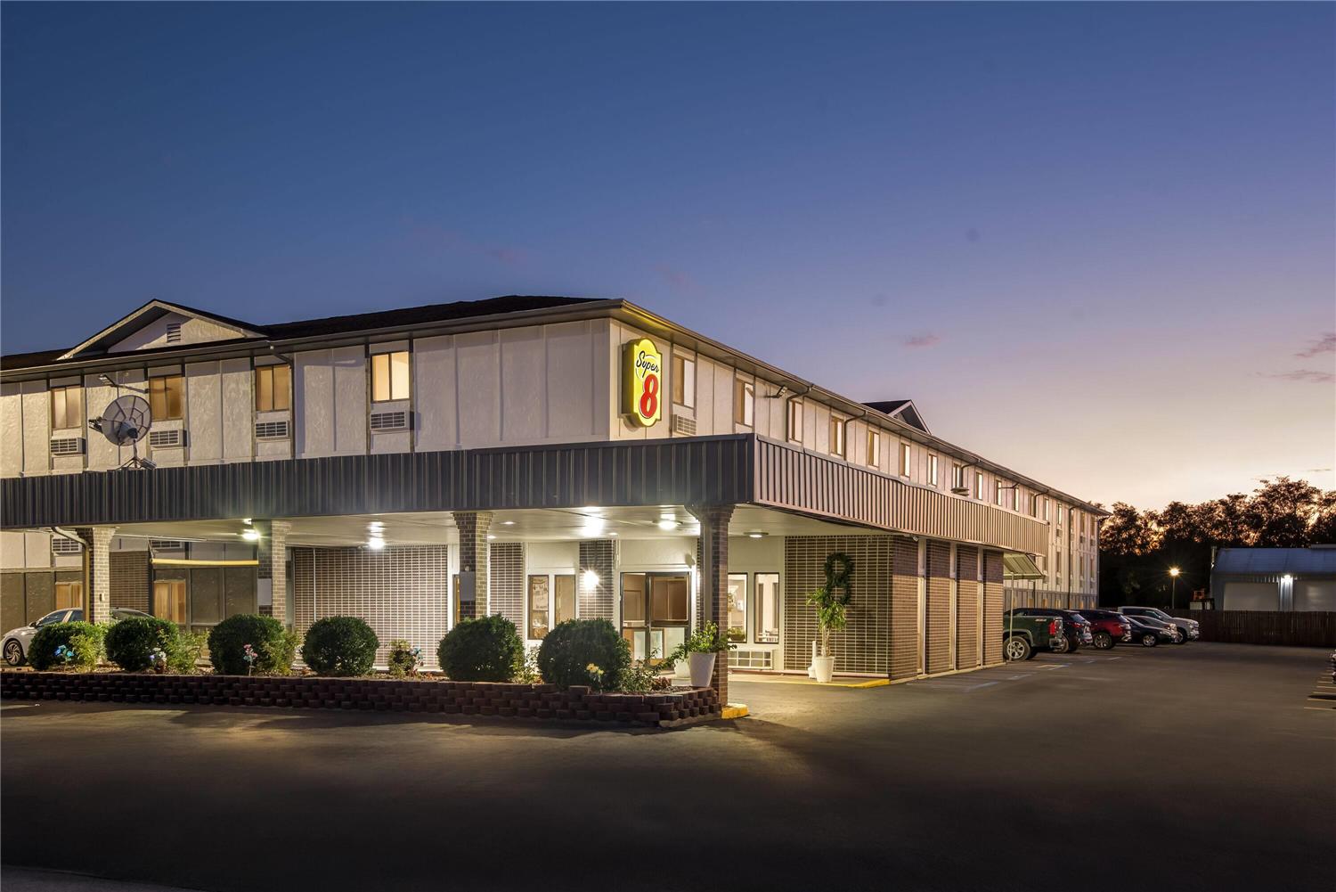 Super 8 By Wyndham Terre Haute 4/22