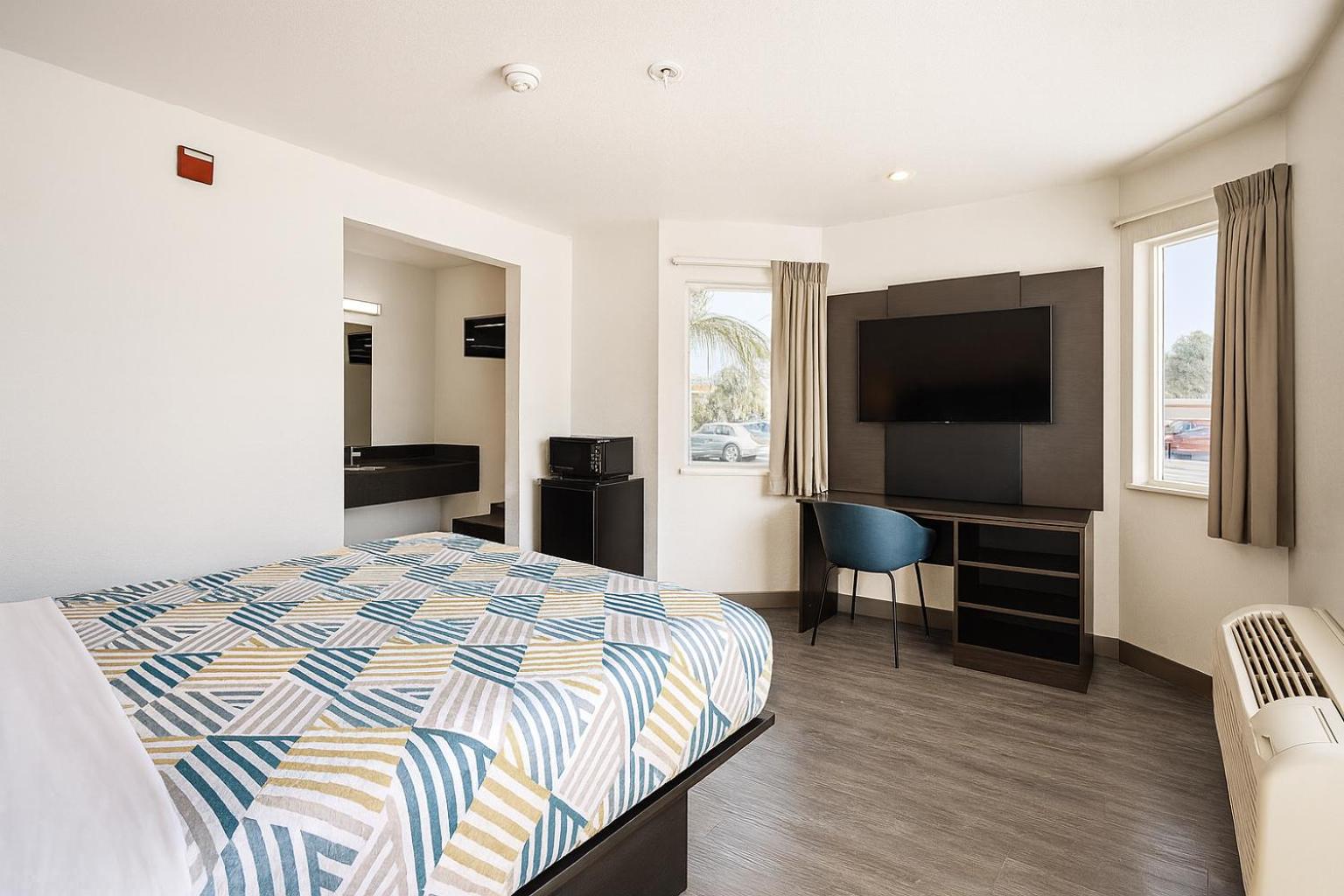 1 Queen Bed - Micfridge