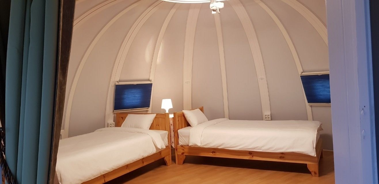 ROOM, TWIN BEDS