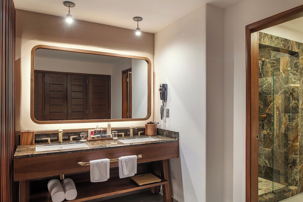 Platinum, Luxury, King Bed, Bathtub