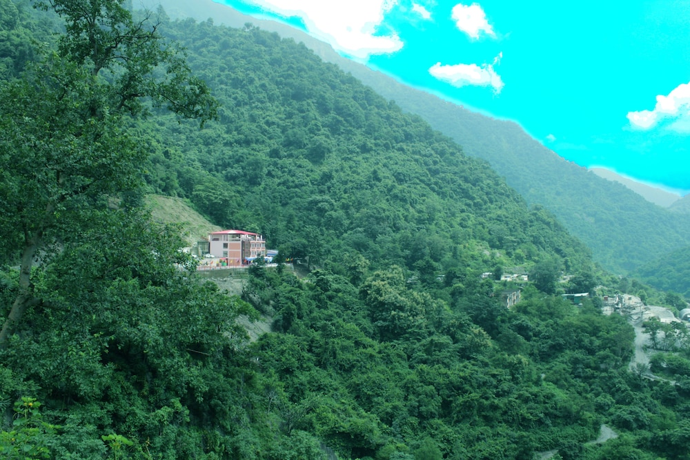 Yatrik Inn 52/56