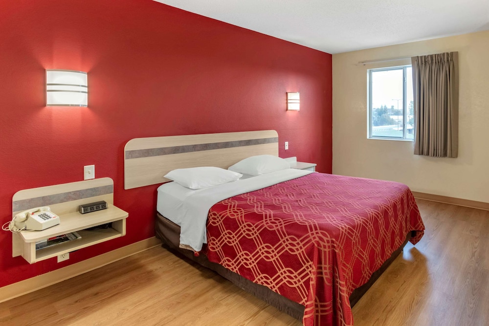 Econo Lodge Belle Fourche, SD 16/36