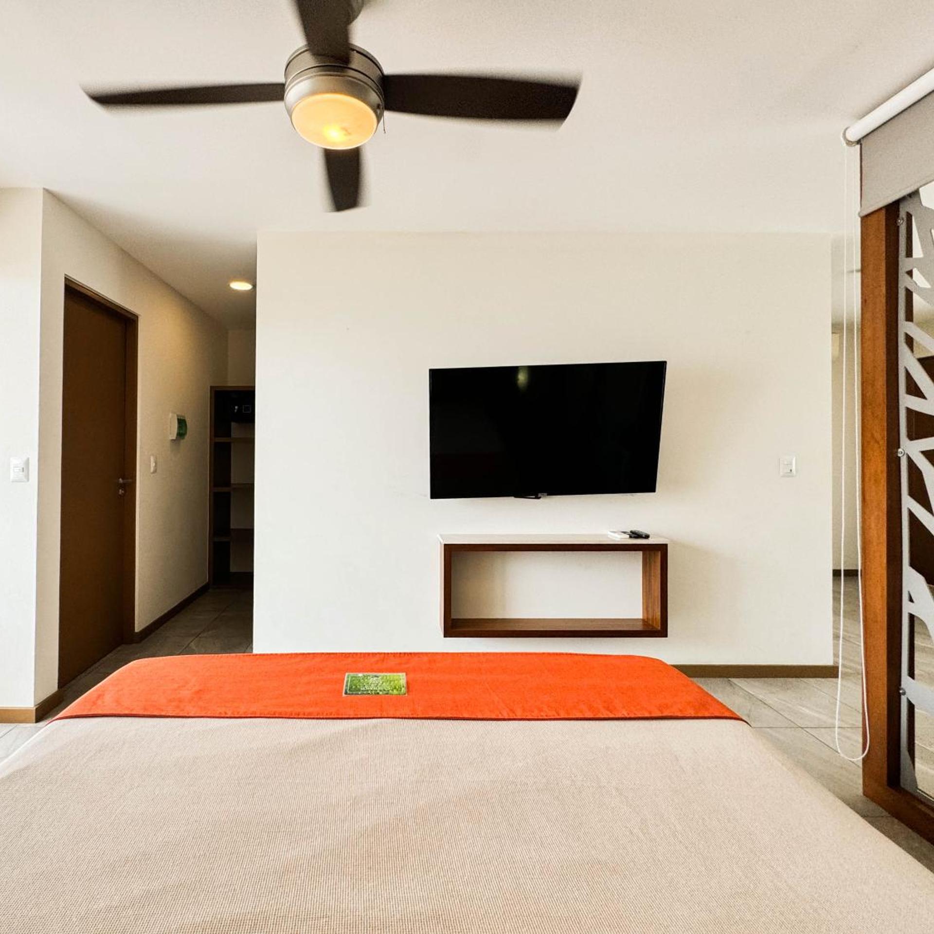 غرفة ديلوكس بسرير كينج بشرفة، Grand Fifty Suites 8/10