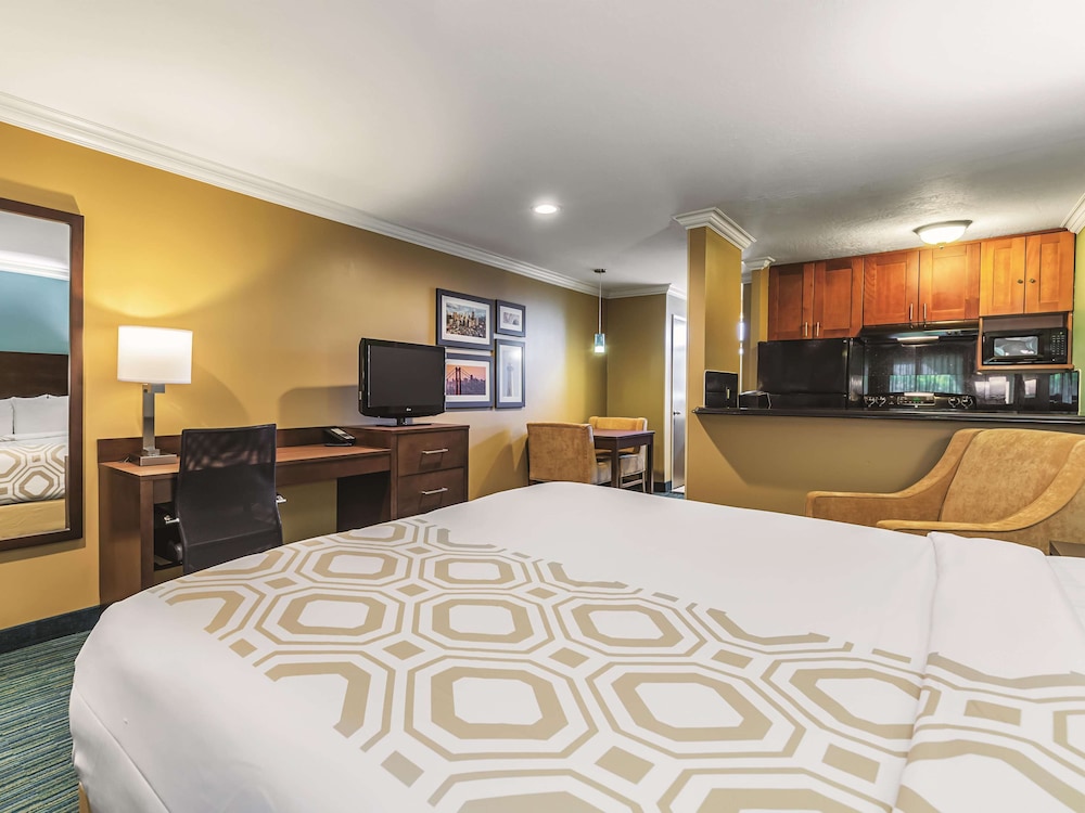 La Quinta Inn & Suites by Wyndham San Francisco Airport West 13/48