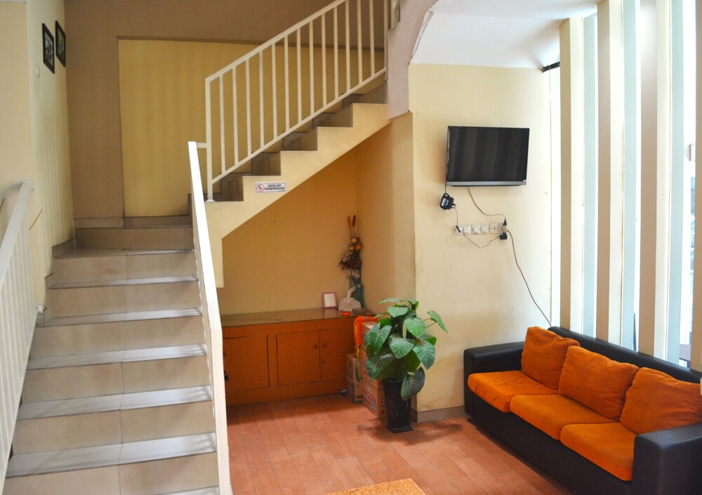 Oyo 450 Semampir Residence 32/64