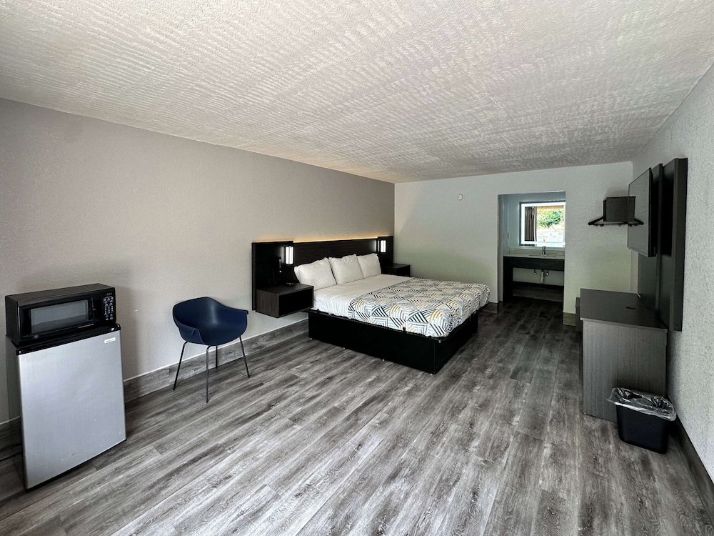 DELUXE, QUEEN BED