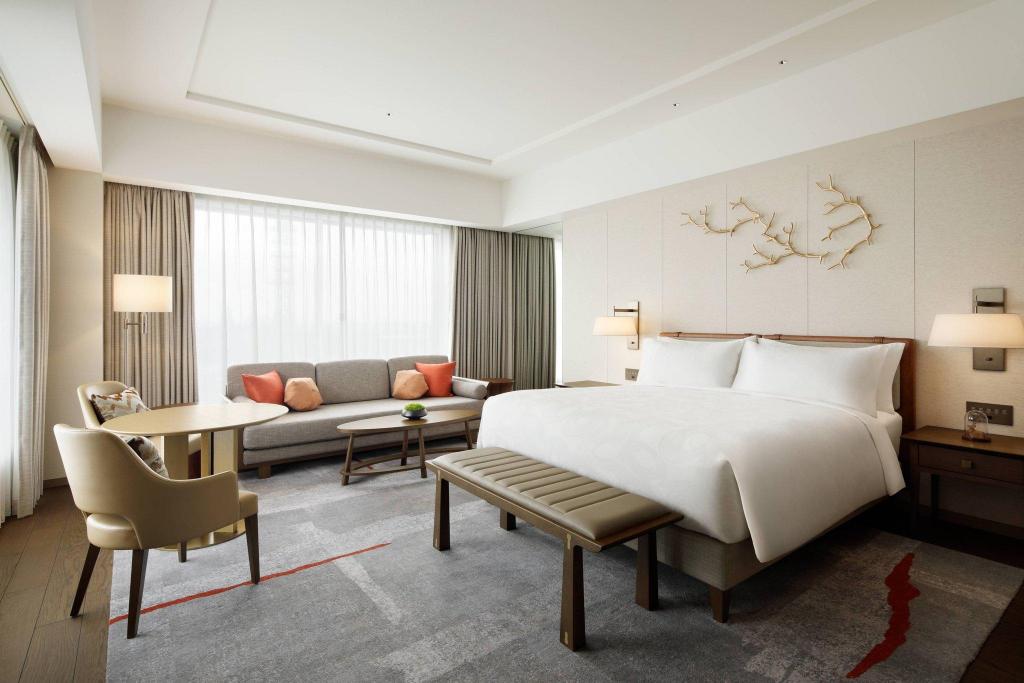 Griffin, Junior Suite, King Bed, City View, Executive Lounge Access, Corner