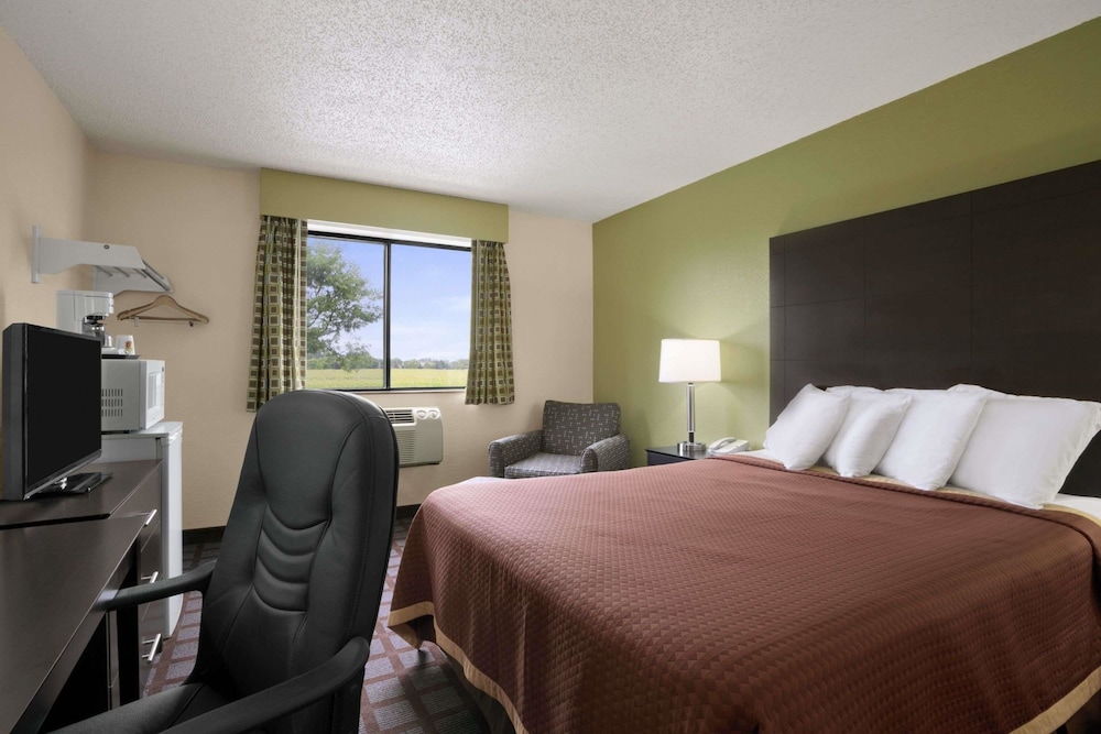 Super 8 By Wyndham Saginaw 13/35