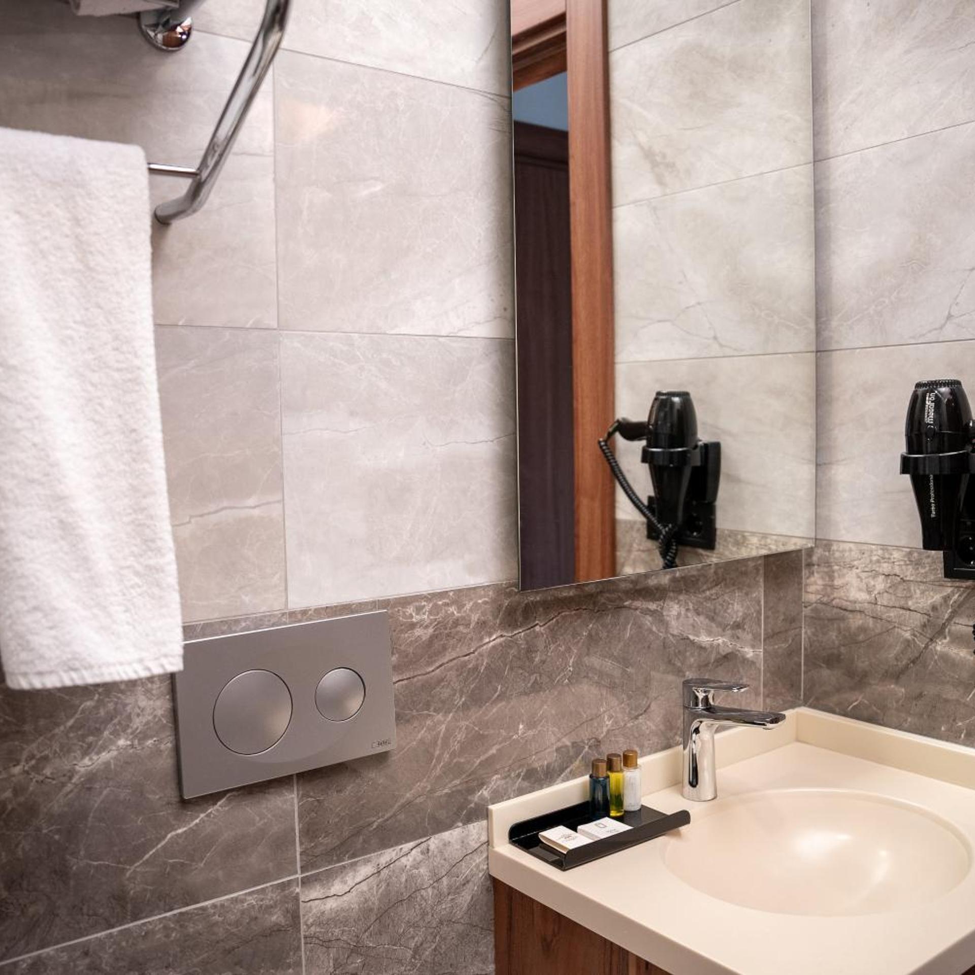 غرفة بسرير كينج بشرفة، Mari Suites Hotel 7/7