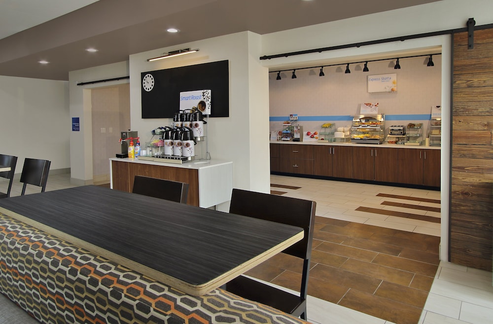 Holiday Inn Express And Suites Katy 41/54