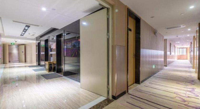 Lavande Hotel(Guangzhou Jiahe Wanggang Metro Station & Junhe Avenue Police Academy Branch) 33/43