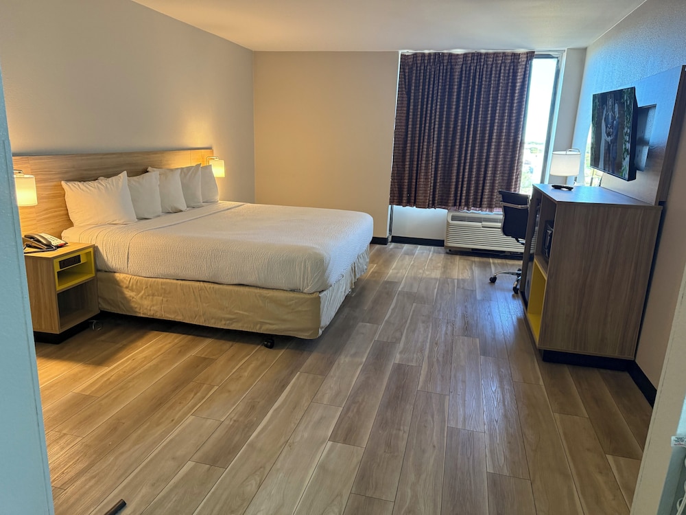 Deluxe, King Bed
