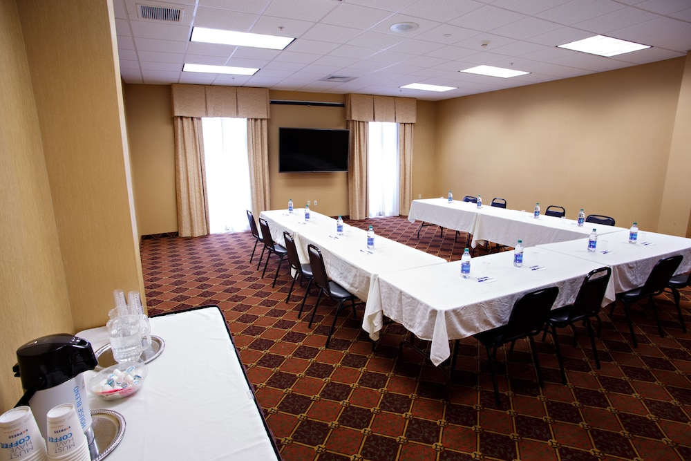 Holiday Inn Express & Suites Harrisburg W - Mechanicsburg 60/65