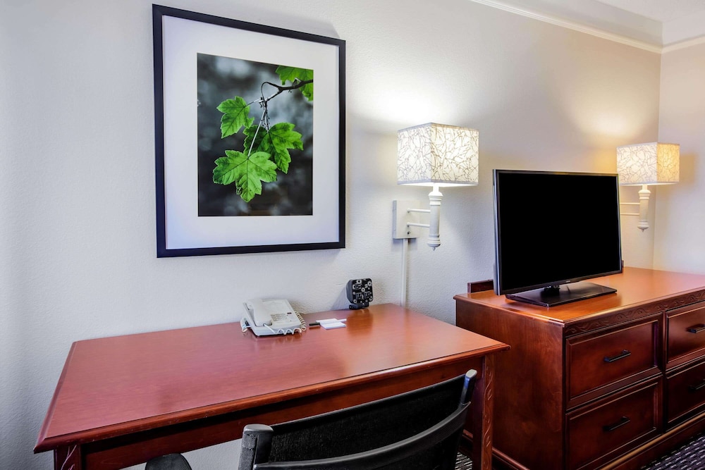 La Quinta Inn & Suites by Wyndham Houston Baytown East 34/47