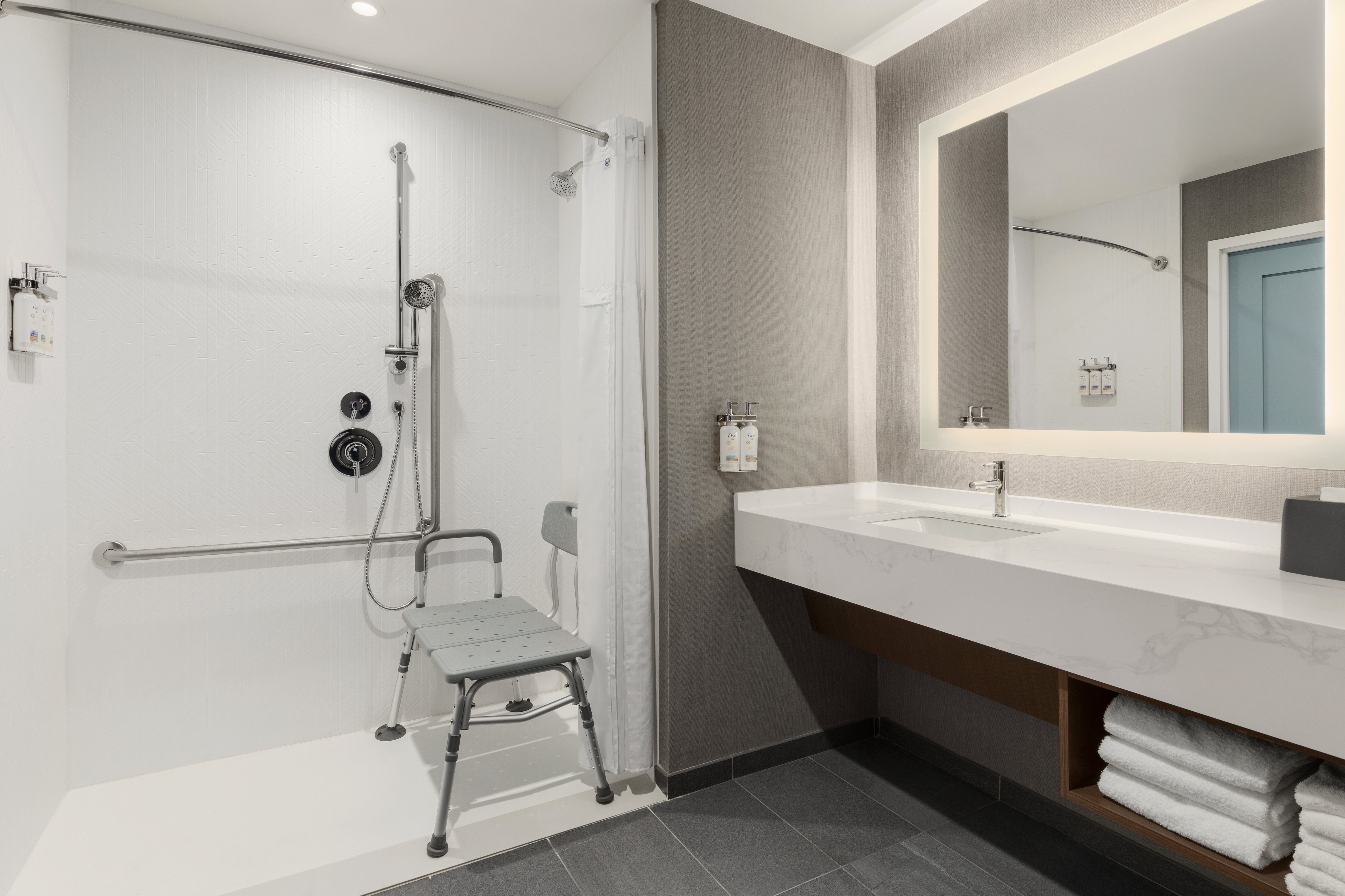Staybridge Suites Toronto Airport East 82/83