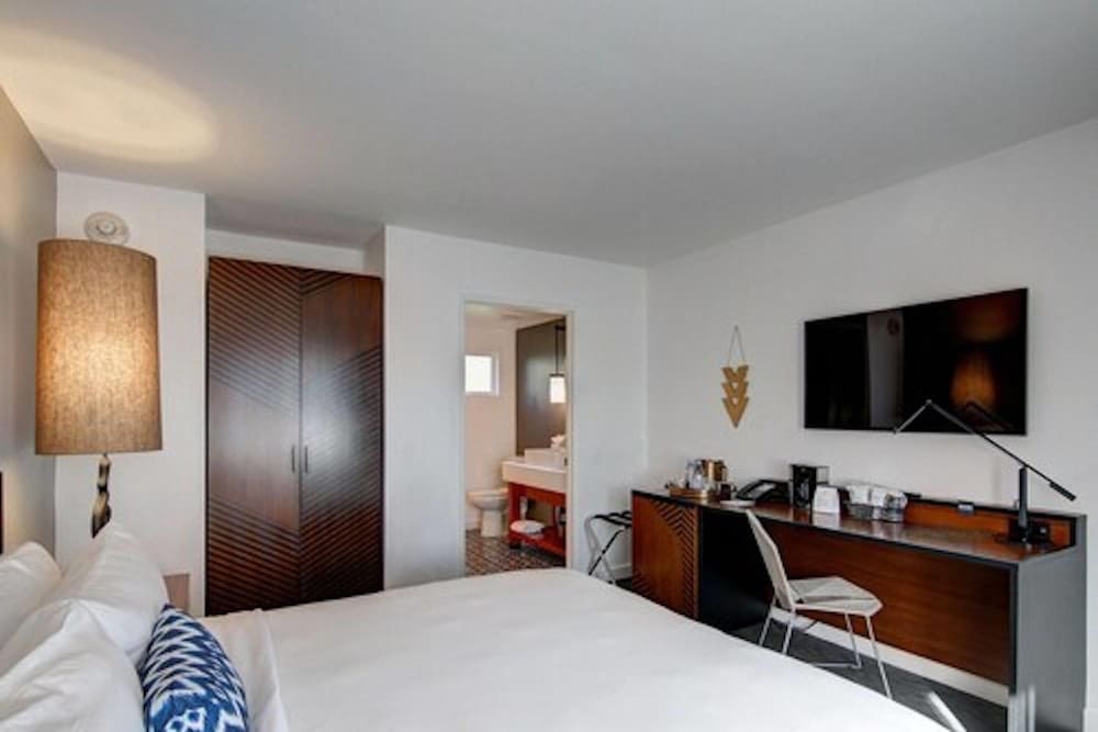 ROOM, KING BED