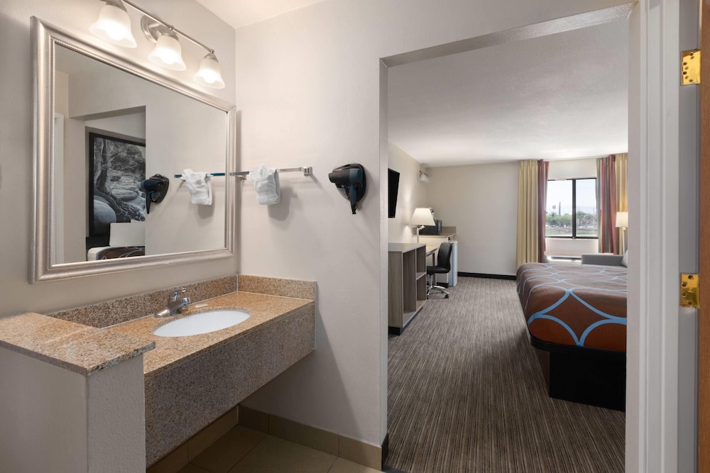 Super 8 by Wyndham Tucson/Grant Road Area AZ 50/50