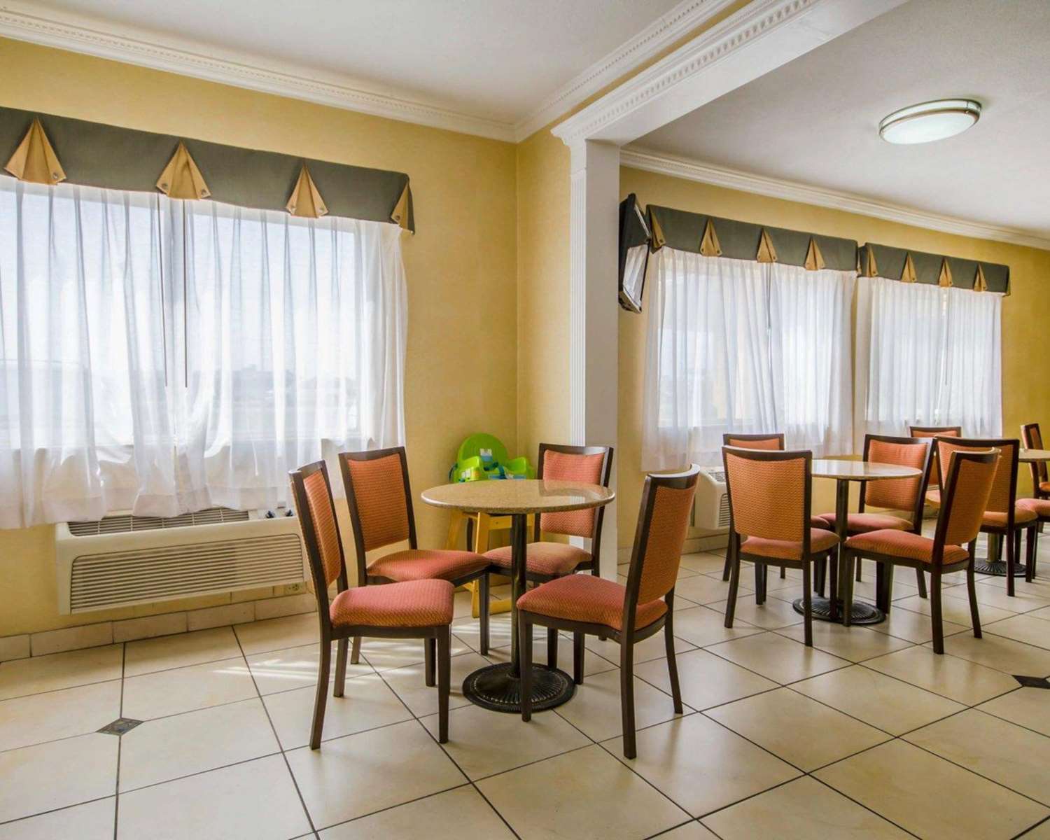 Quality Inn Evansville Eastland Area 18/22