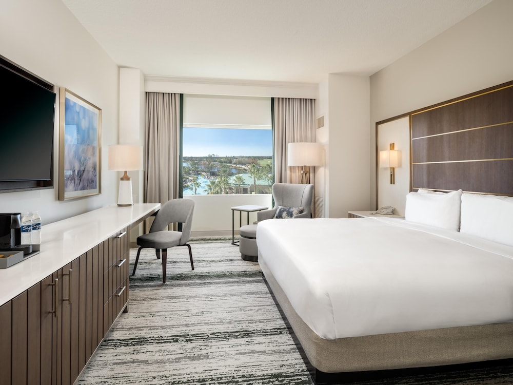 GUEST ROOM, KING BED, DISNEY VIEW