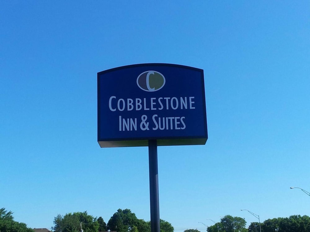 Cobblestone Inn &amp; Suites -- Hartington, NE 5/39