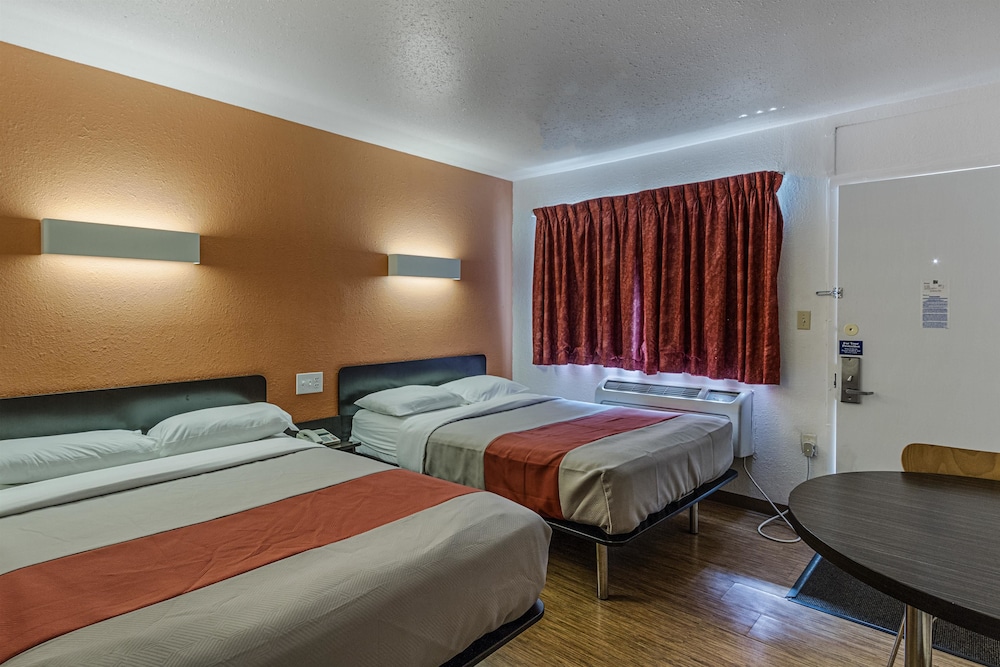 Motel6 Oshkosh, WI 18/67
