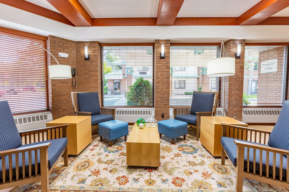 Country Inn and Suites by Radisson, Traverse City, MI 33/46