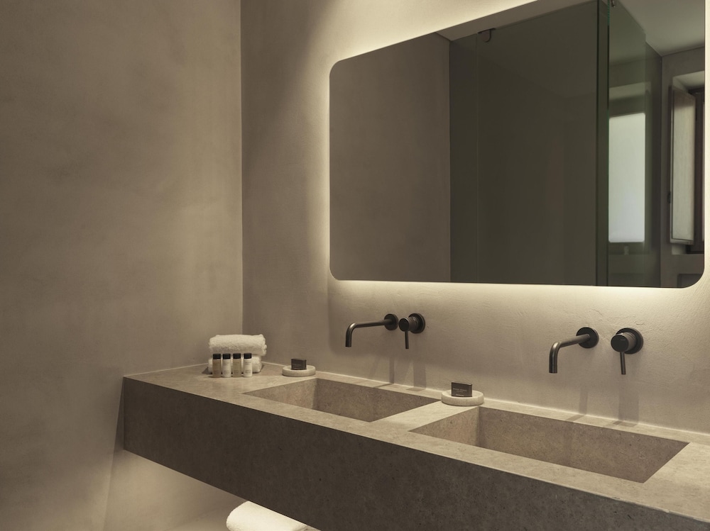 غرفة بسرير كينج بإطلالة على البحر، Magma Resort Santorini in of the Unbound Collection by Hyatt 7/7