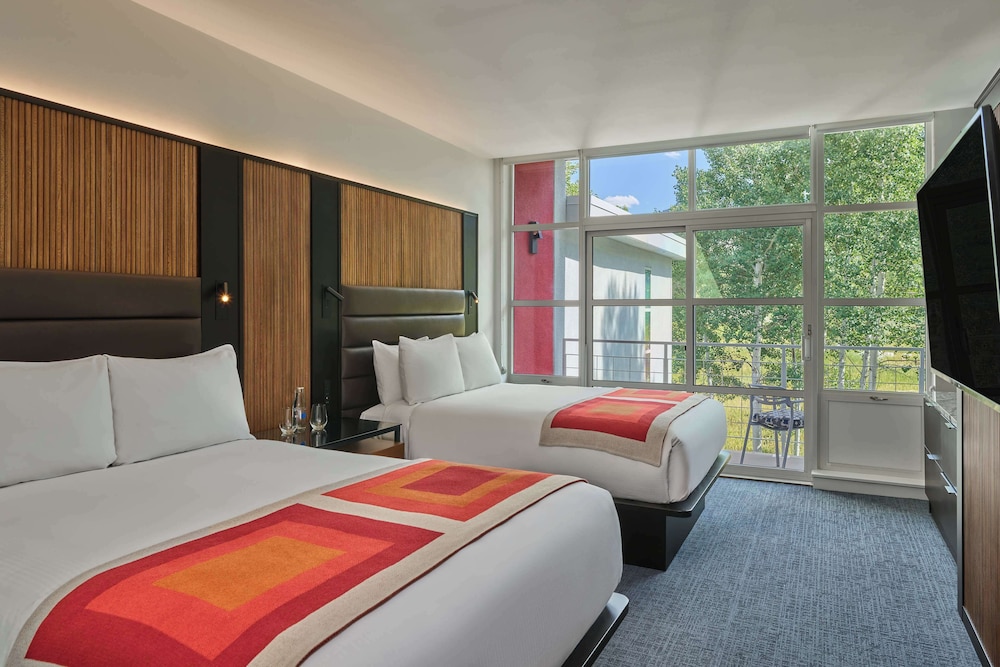 Mountain, Junior Suite, 2 Queen Beds, Sofa