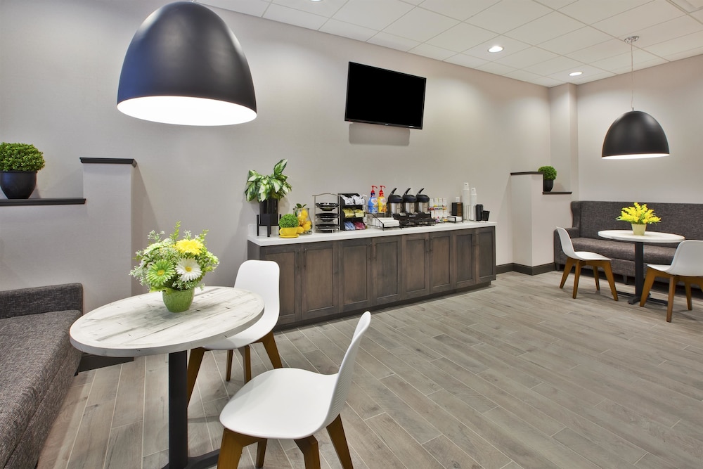 Best Western Plus Cranberry-Pittsburgh North 40/52