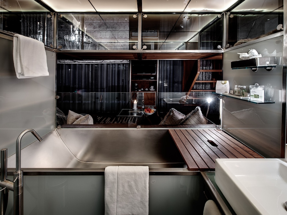 Backstage Hotel 43/48