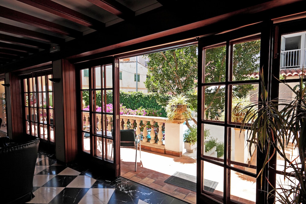 HOSTAL CAS BOMBU 46/56
