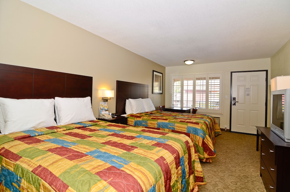 Rodeway Inn Convention Center 15/32