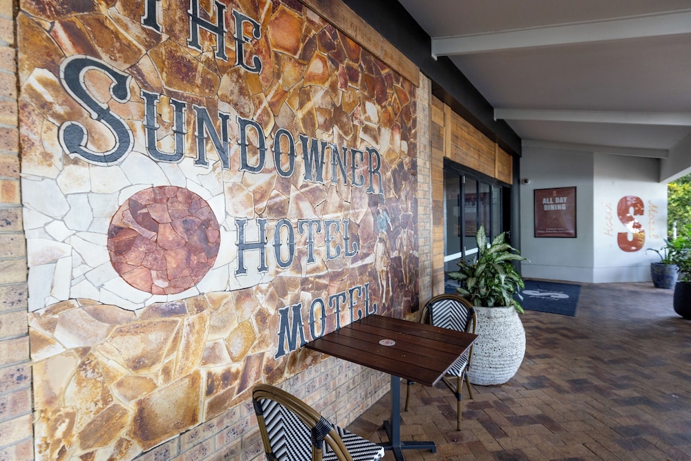 SUNDOWNER HOTEL MOTEL 26/49