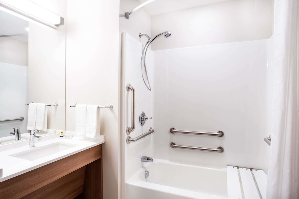 Microtel Inn and Suites By Wyndham Naples Vernal 13/50
