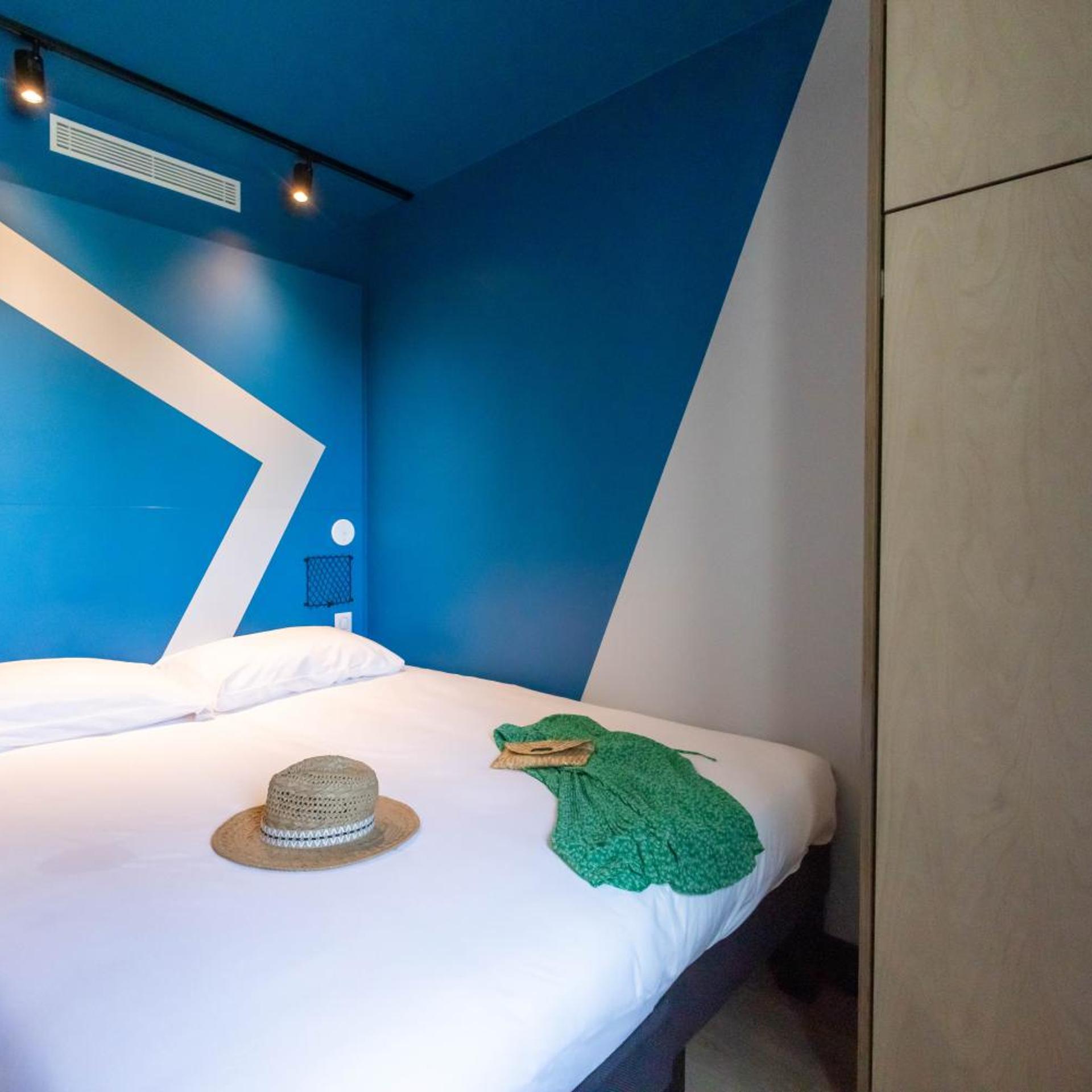 ROOM, 1 DOUBLE AND 1 SINGLE BED