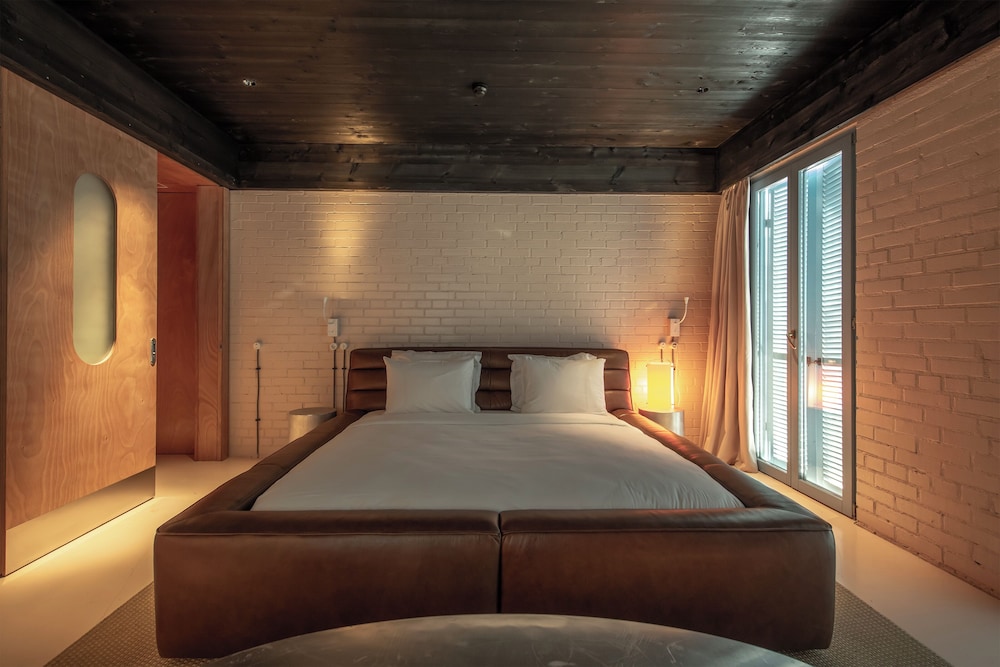 JUNIOR, KING BED, CITY VIEW