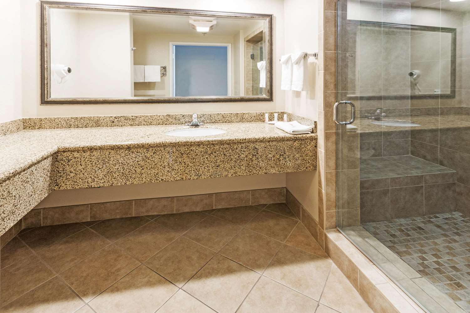 Howard Johnson by Wyndham Pasadena 50/52