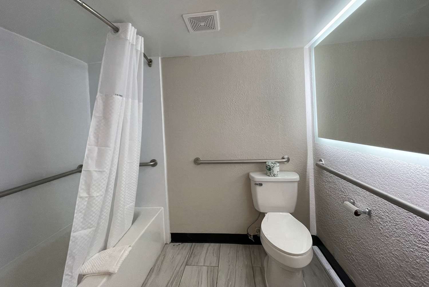 Days Inn & Suites by Wyndham Port Huron 12/12