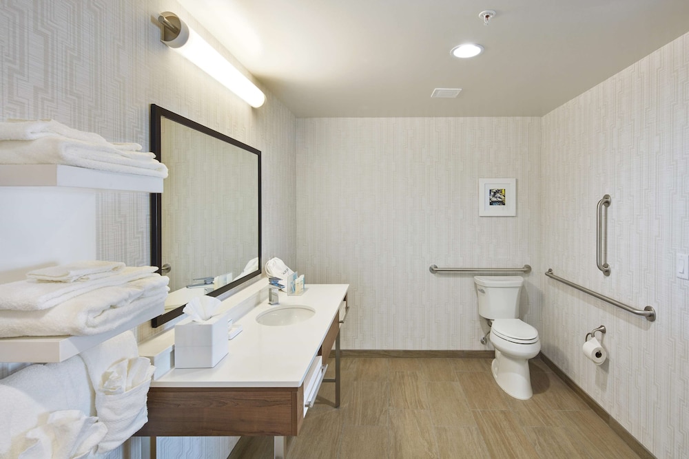 Hampton Inn and Suites Sacramento At Csus 24/51