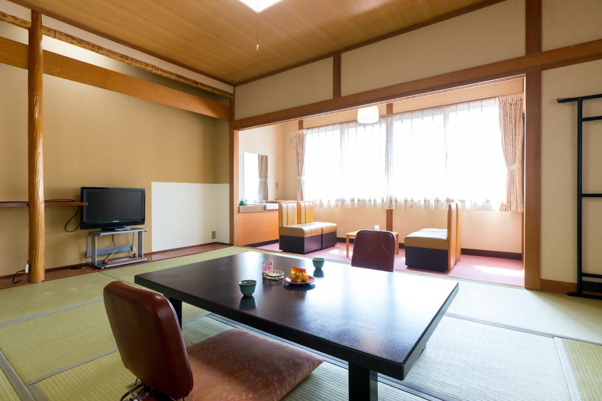 JAPANESE, SHARED BATHROOM