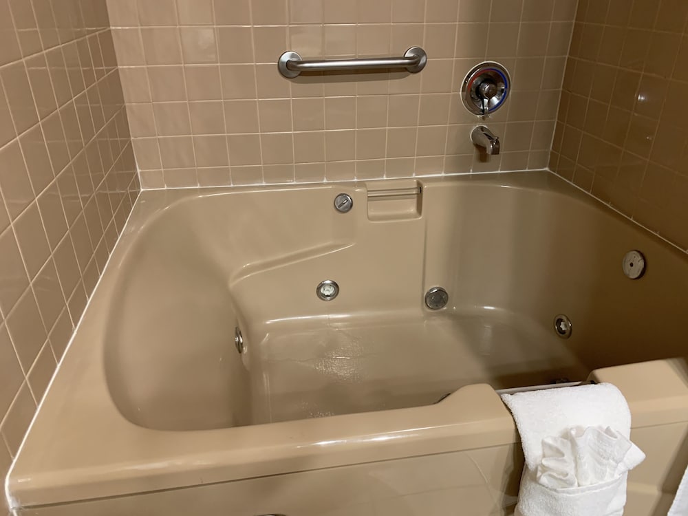 Coachman Inn Suites 60/64