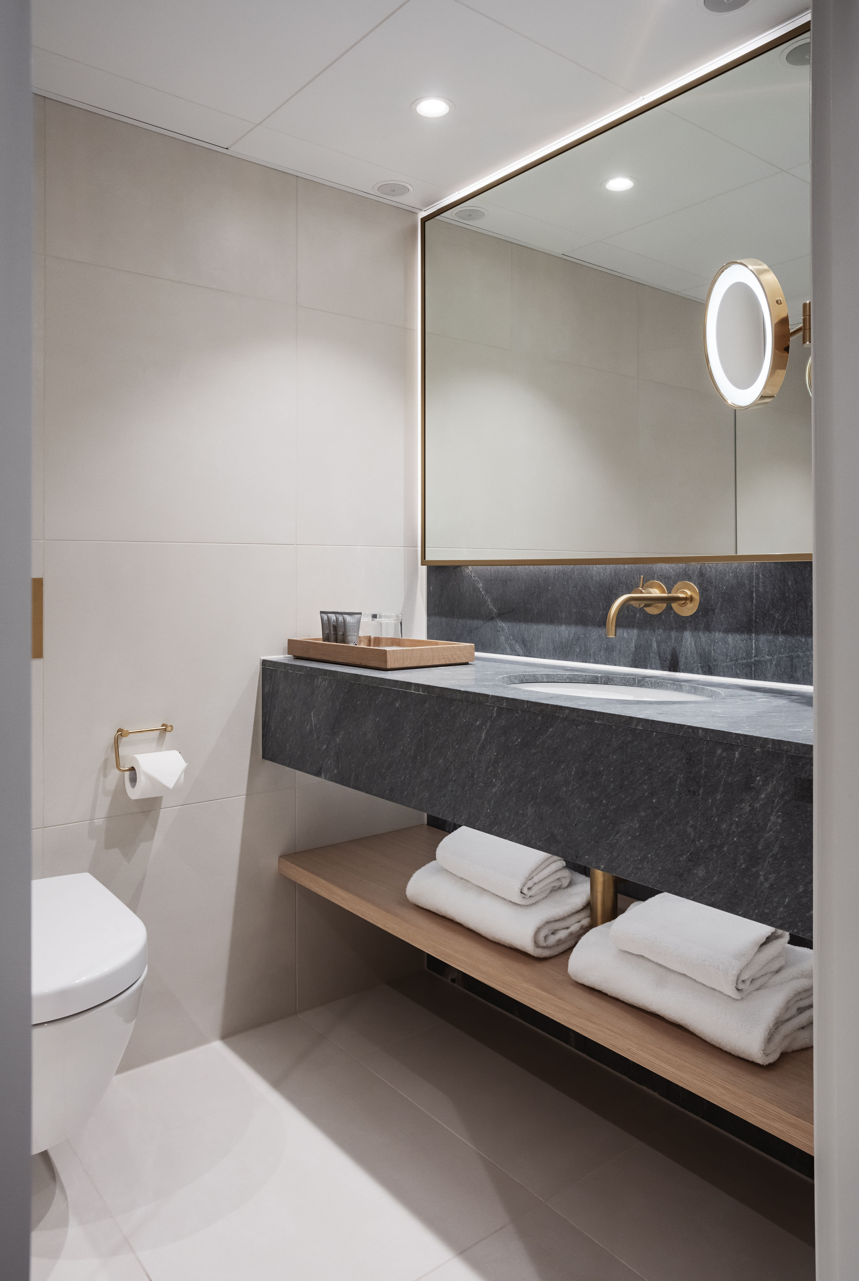 جناح جونيور، Copenhagen Admiral Hotel 3/3
