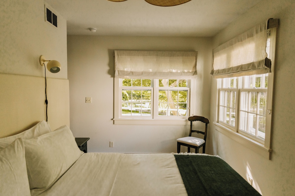 Middle, Cottage, King Bed, Sofa