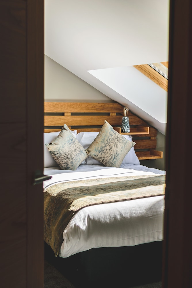 Mono Suites 9/30