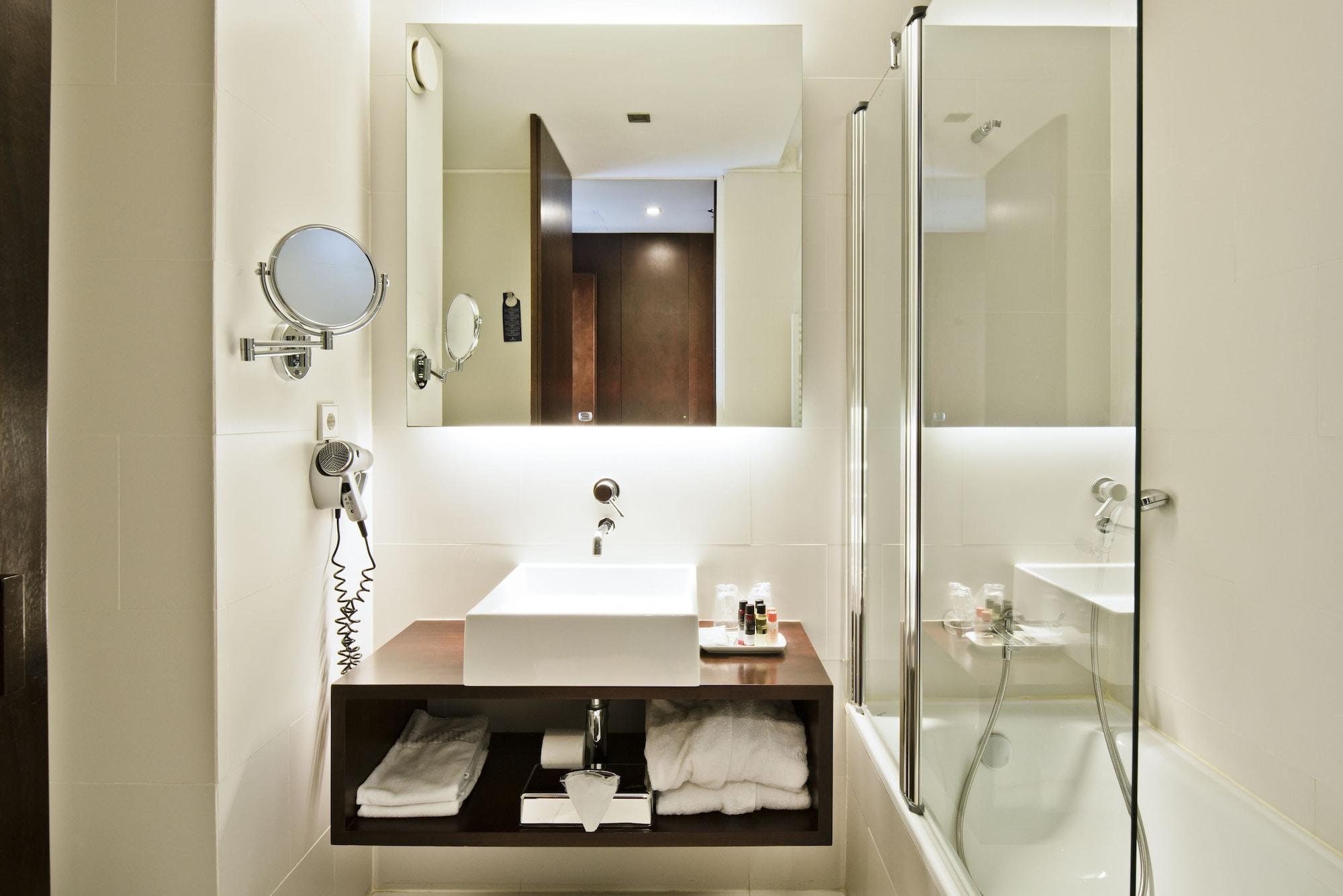 جناح بسرير مزدوج بحوض استحمام، Golden Tulip Sao Joao da Madeira Hotel 5/5